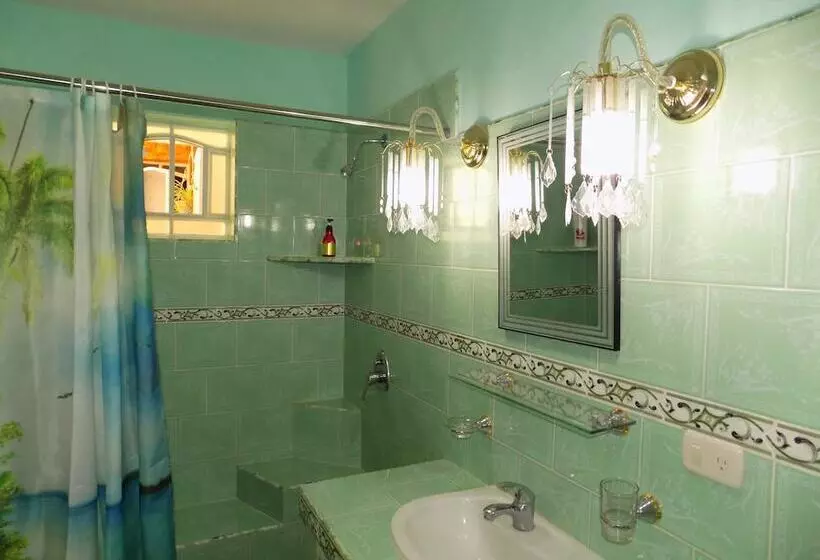 ペンション Hostal Vista Al Mejunje