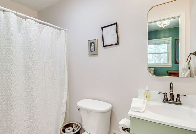 Pet Friendly Annapolis Home: Walk To Beach!