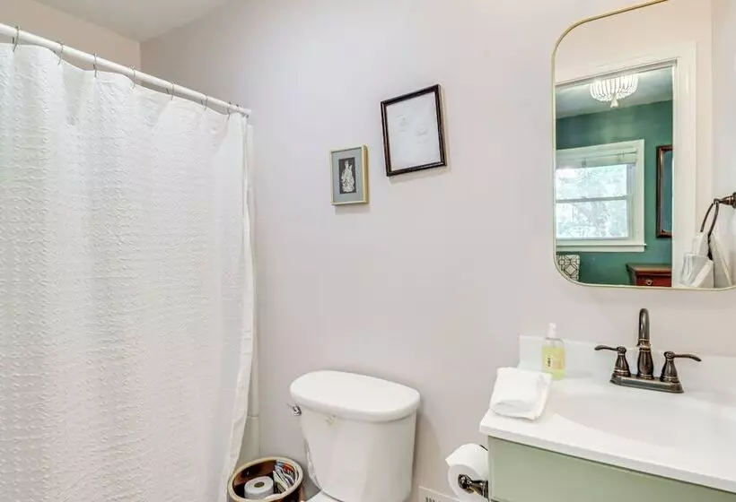 Pet Friendly Annapolis Home: Walk To Beach!