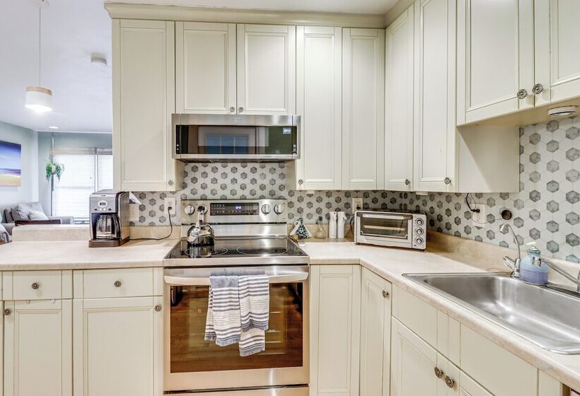 Pet Friendly Annapolis Home: Walk To Beach!