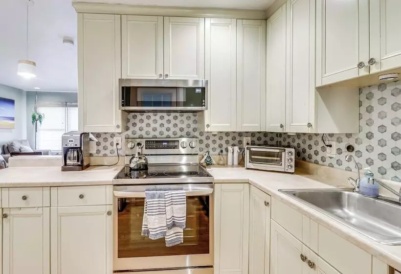 Pet Friendly Annapolis Home: Walk To Beach!