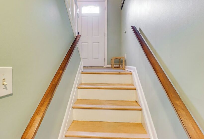 Pet Friendly Annapolis Home: Walk To Beach!