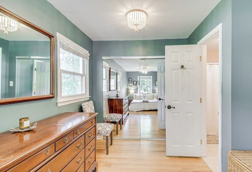 Pet Friendly Annapolis Home: Walk To Beach!