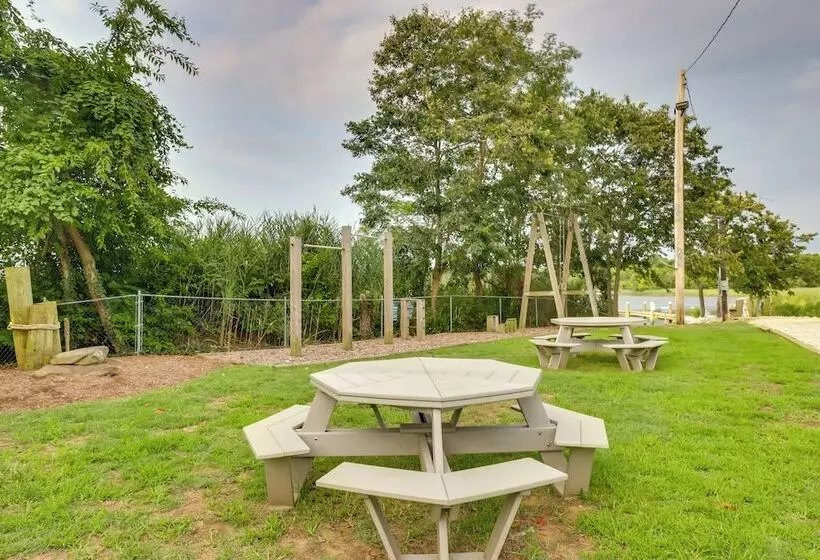 Pet Friendly Annapolis Home: Walk To Beach!