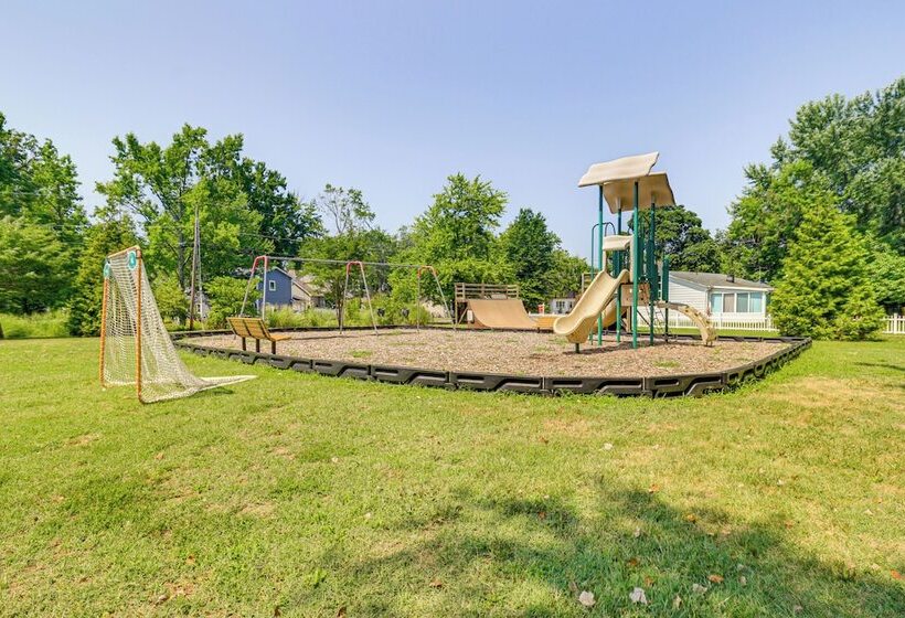 Pet Friendly Annapolis Home: Walk To Beach!