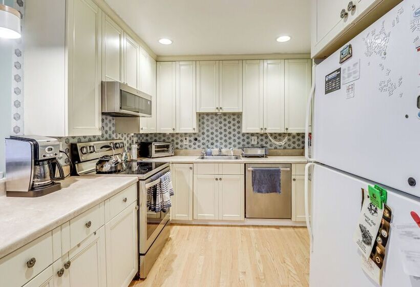 Pet Friendly Annapolis Home: Walk To Beach!