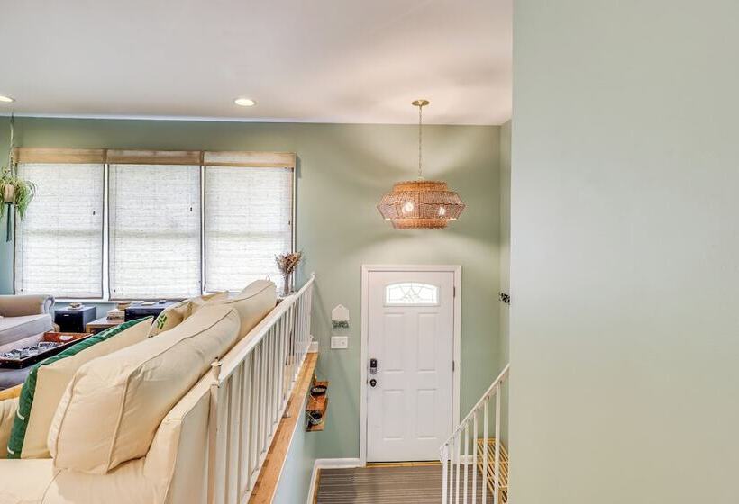 Pet Friendly Annapolis Home: Walk To Beach!