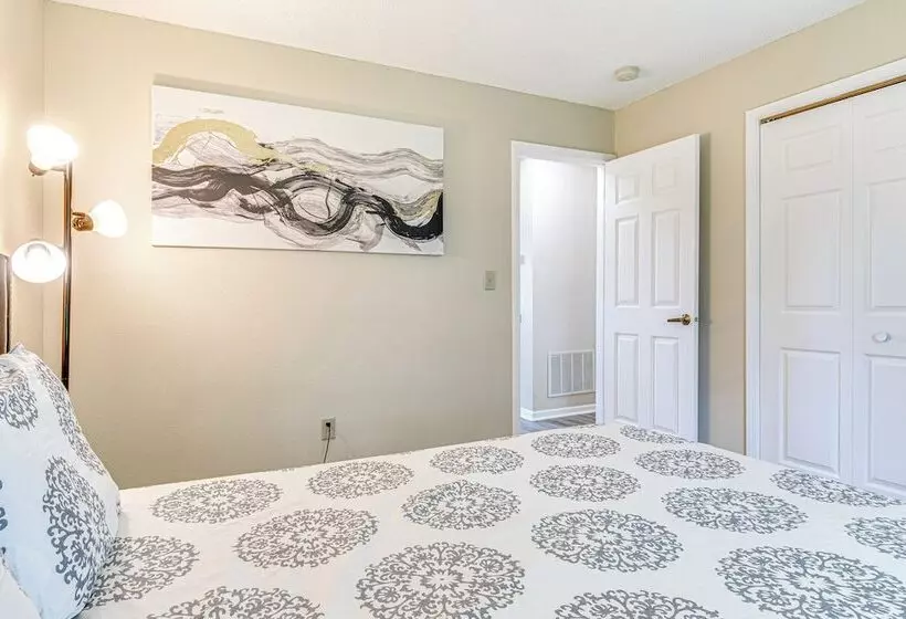 Westfield Home W/ Furnished Patio: 2 Mi To Park St