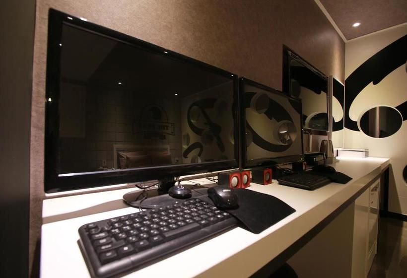 Motel 7th Street  The Play