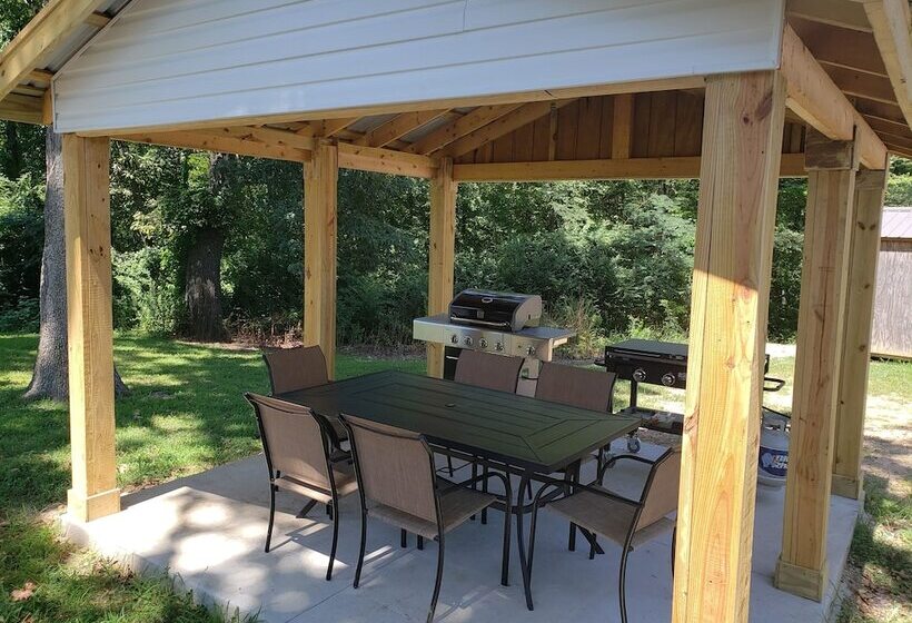 Early American Motel