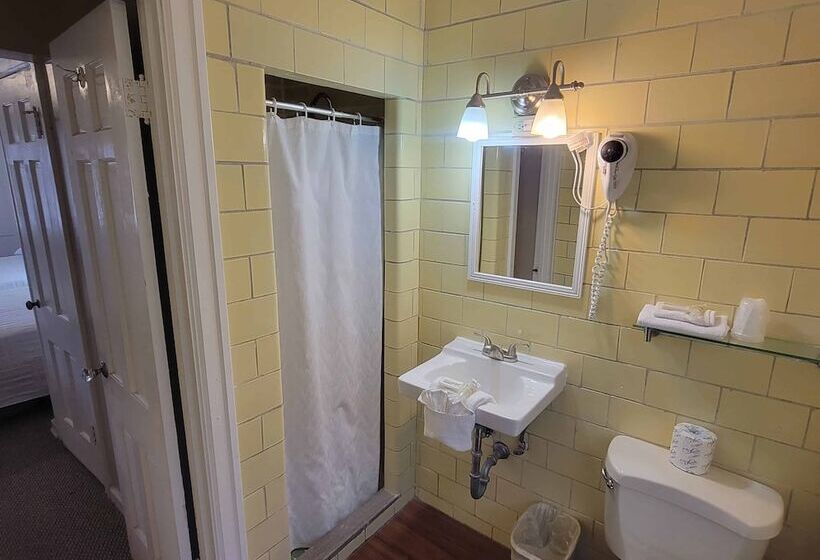 Early American Motel