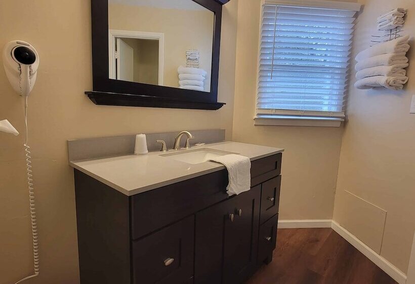 Early American Motel