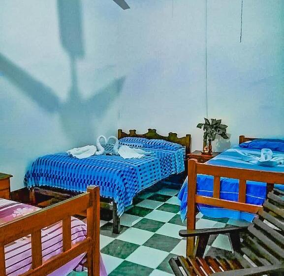 هتل El Curichal Hostel