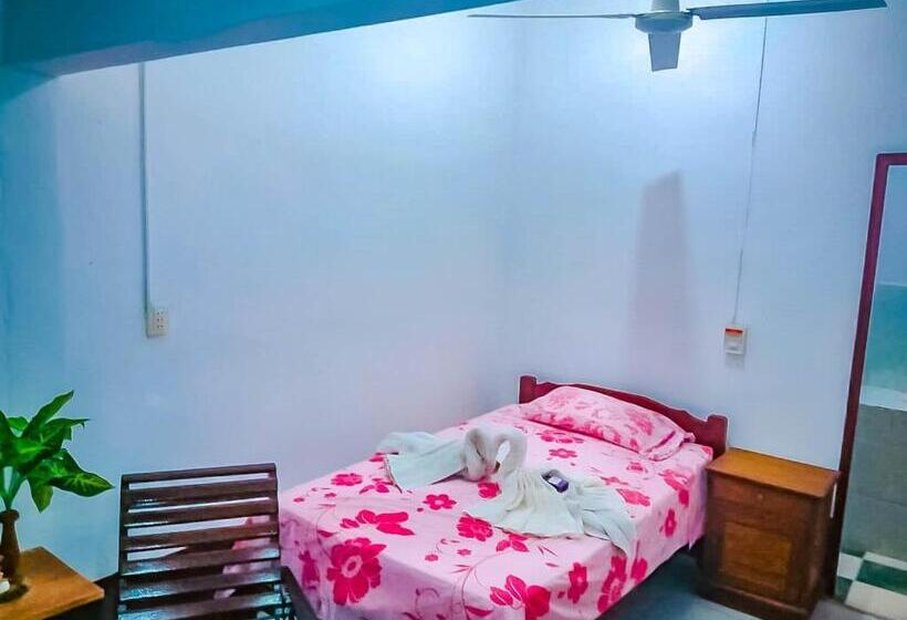 هتل El Curichal Hostel