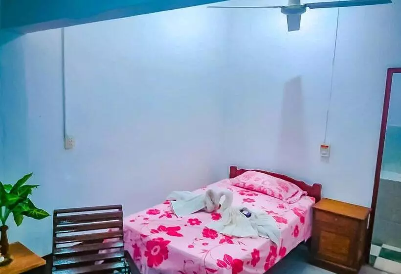 هتل El Curichal Hostel