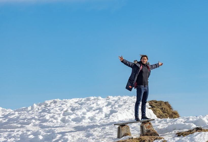 Le Coucou Hotel Restaurant & Lounge Bar