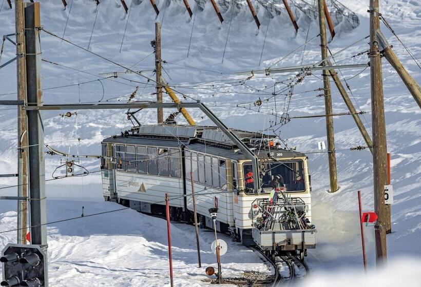 Le Coucou Hotel Restaurant & Lounge Bar