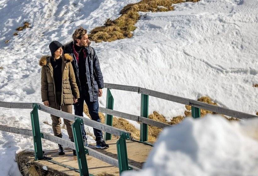 Le Coucou Hotel Restaurant & Lounge Bar