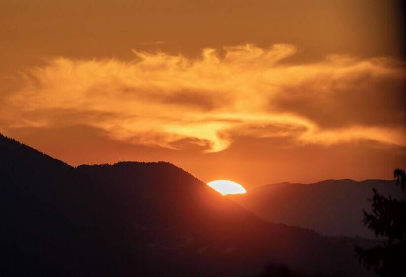 Le Coucou Hotel Restaurant & Lounge Bar