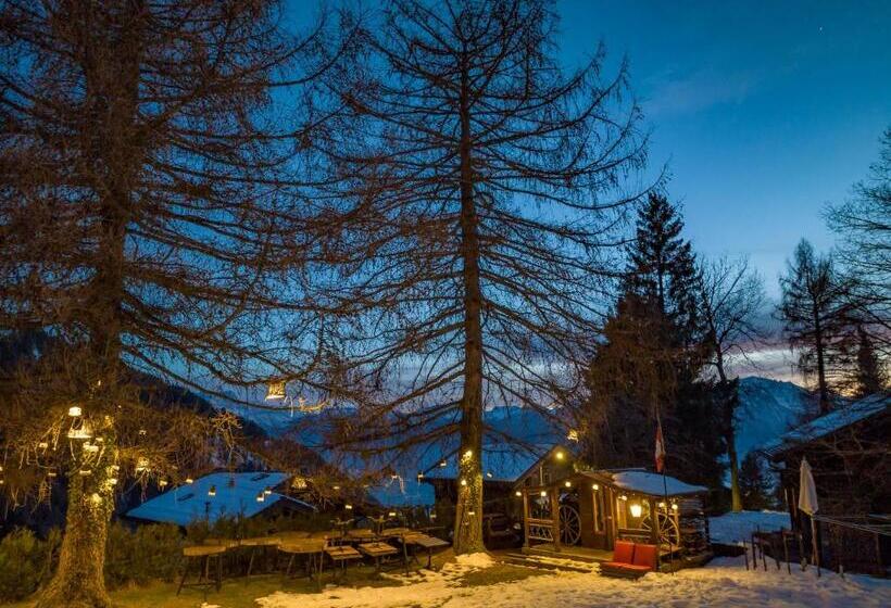 Le Coucou Hotel Restaurant & Lounge Bar