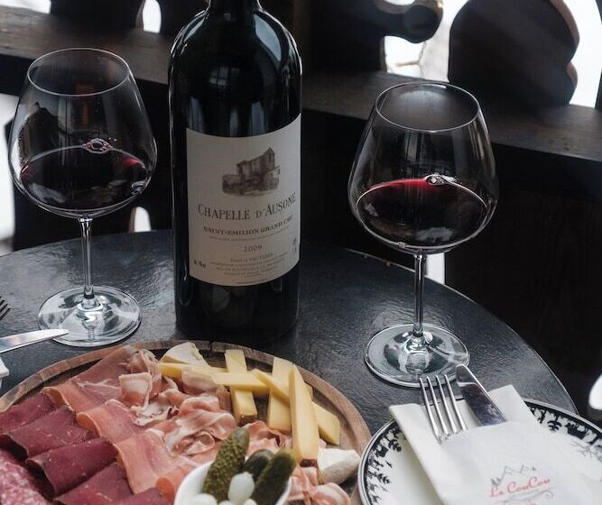 Le Coucou Hotel Restaurant & Lounge Bar