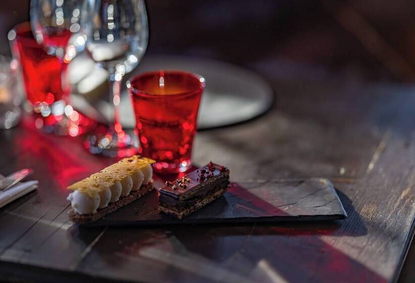 Le Coucou Hotel Restaurant & Lounge Bar