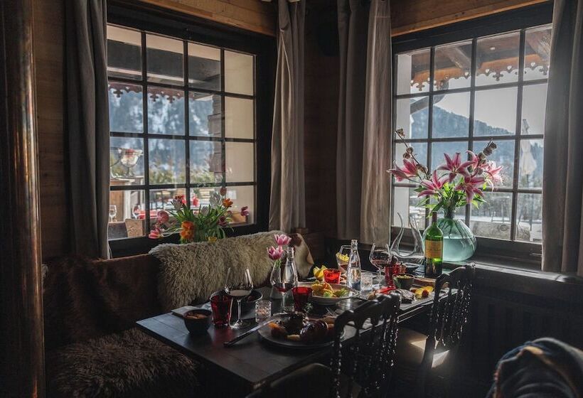 Le Coucou Hotel Restaurant & Lounge Bar