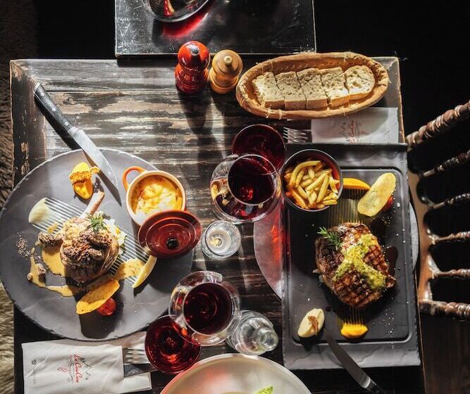 Le Coucou Hotel Restaurant & Lounge Bar