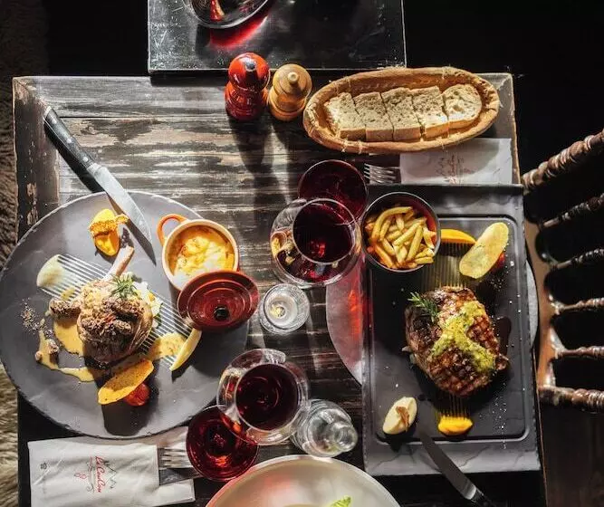 Le Coucou Hotel Restaurant & Lounge Bar