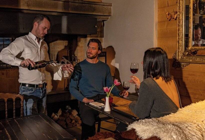 Le Coucou Hotel Restaurant & Lounge Bar