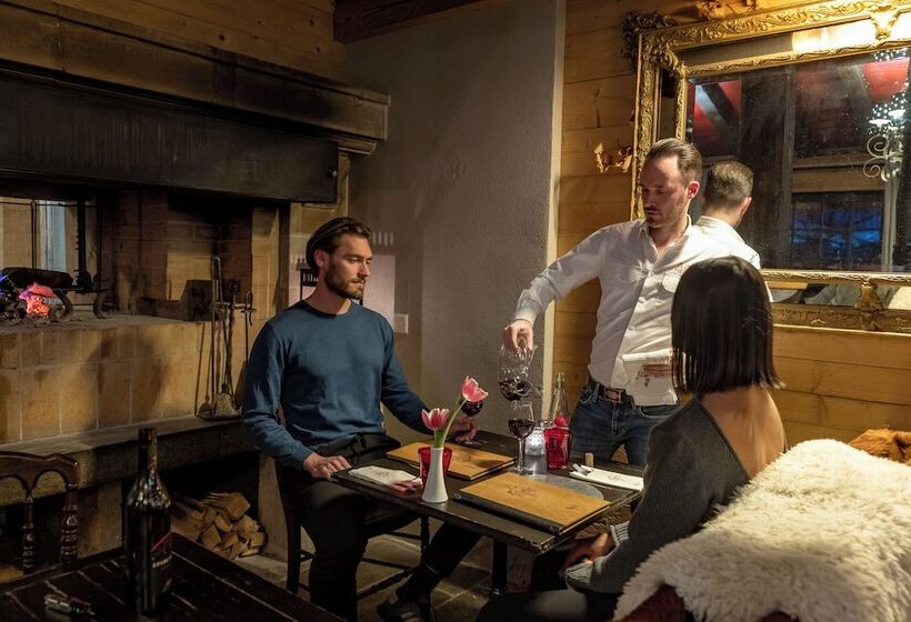 Le Coucou Hotel Restaurant & Lounge Bar