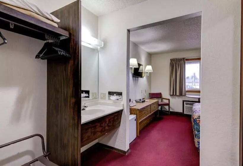 Motelli Bloomer Inn & Suites