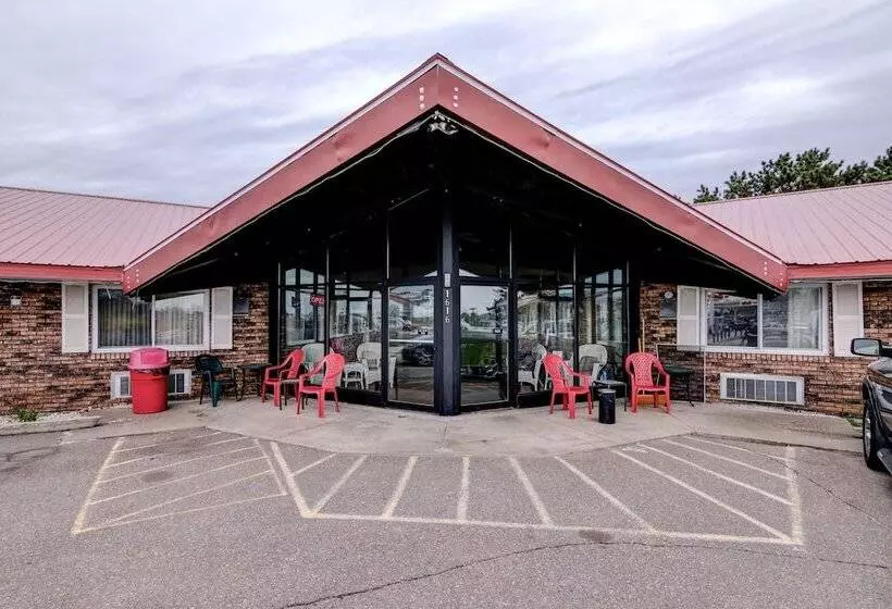 Motelli Bloomer Inn & Suites