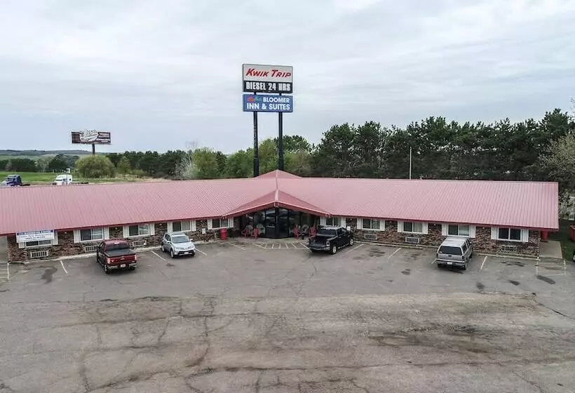Motelli Bloomer Inn & Suites