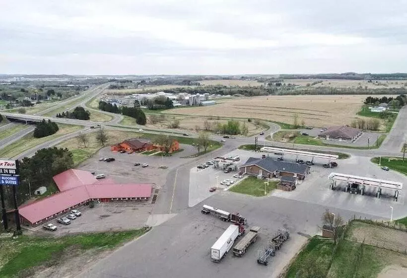 Motelli Bloomer Inn & Suites