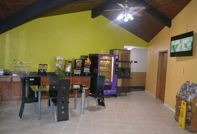 Motelli Bloomer Inn & Suites