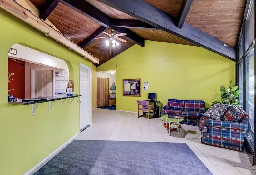 Motelli Bloomer Inn & Suites