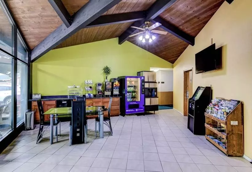 Motelli Bloomer Inn & Suites