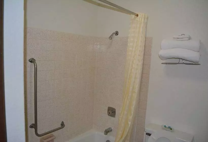Motelli Bloomer Inn & Suites