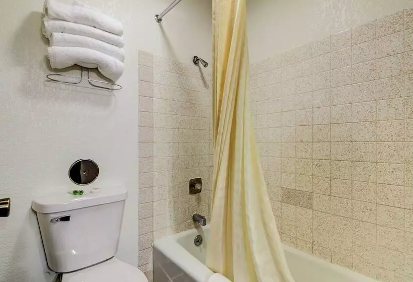 Motelli Bloomer Inn & Suites