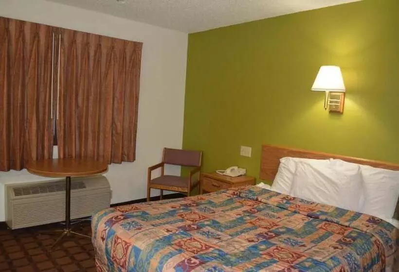 Motelli Bloomer Inn & Suites