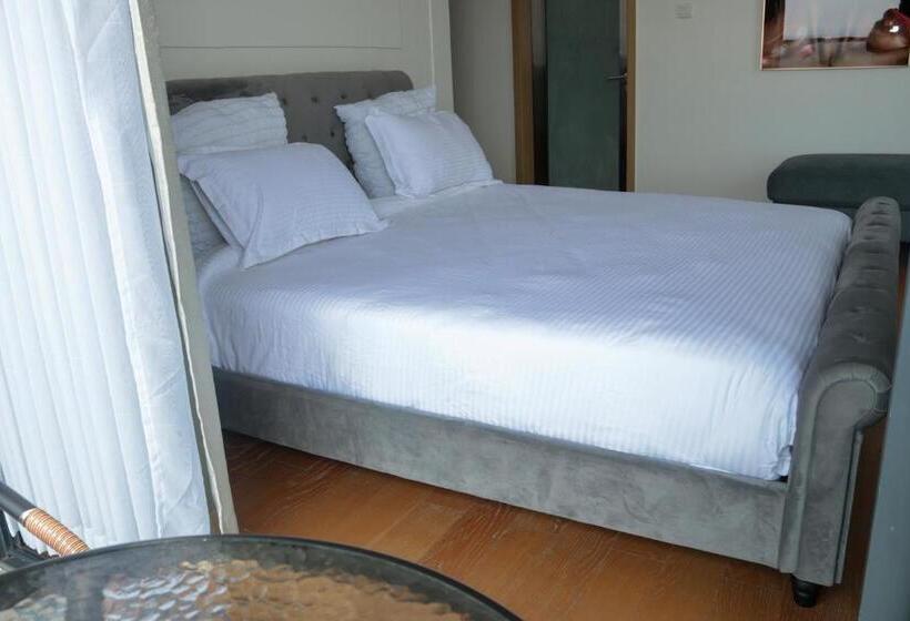 تختخواب و صبحانه Ternian