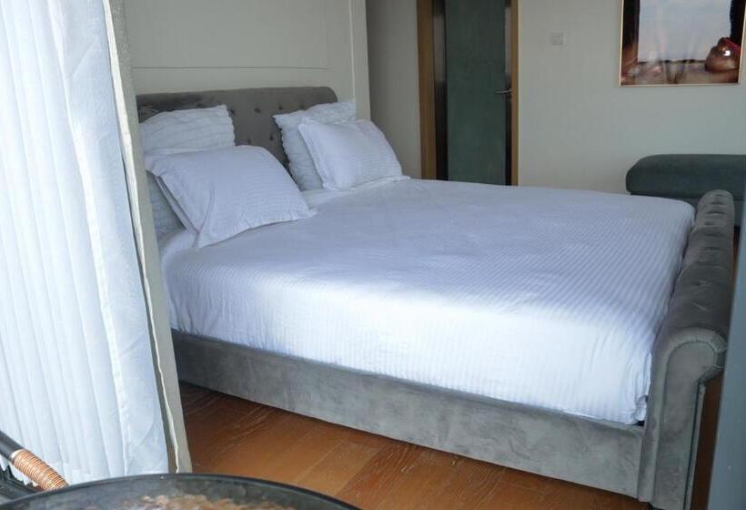 تختخواب و صبحانه Ternian