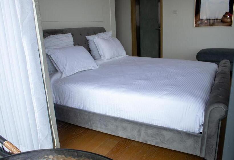 تختخواب و صبحانه Ternian