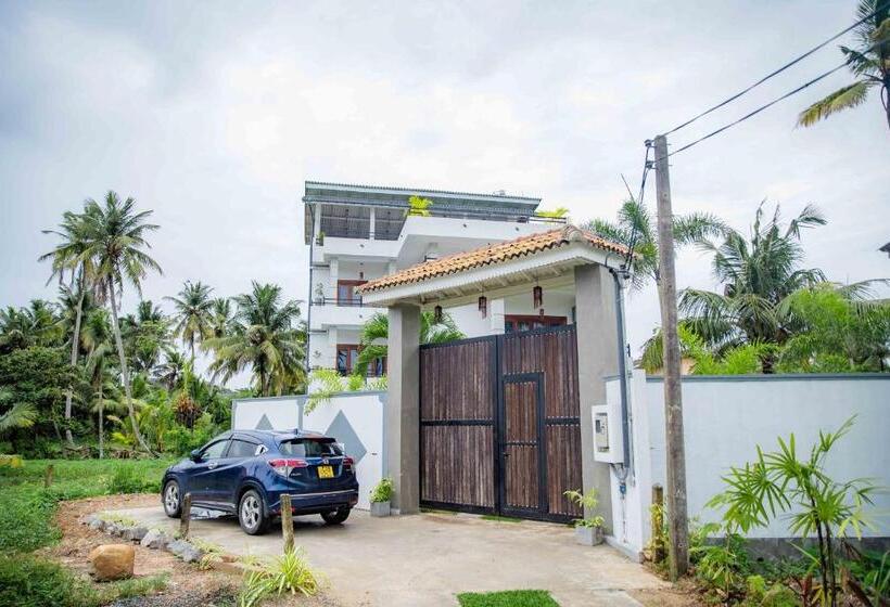 Hotel Hirigala Beach Resort