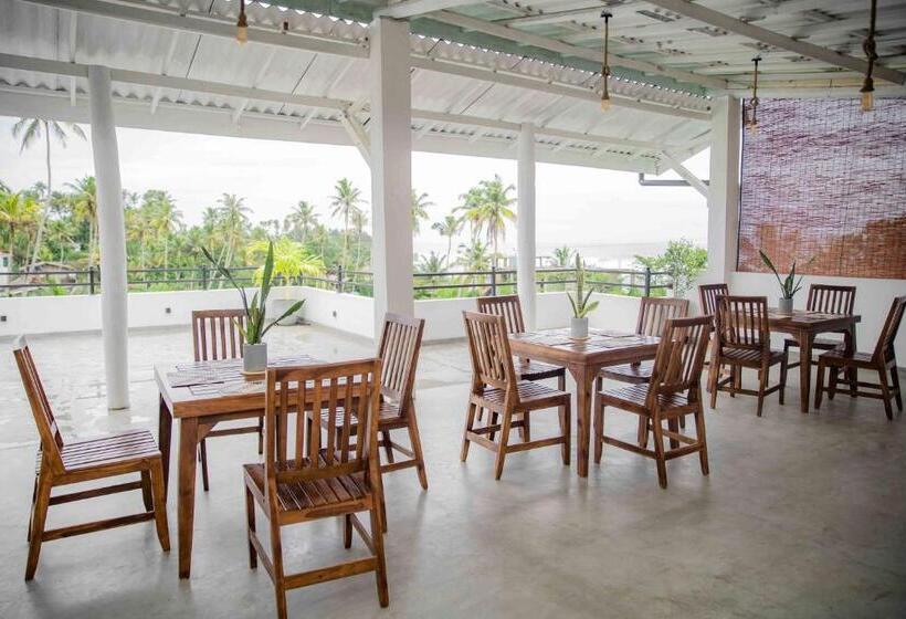 Hotel Hirigala Beach Resort