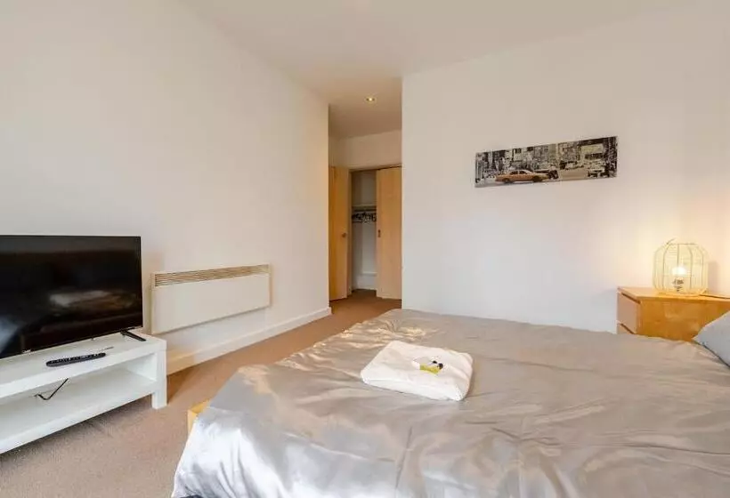 تختخواب و صبحانه Private Room In Cardiff City Center