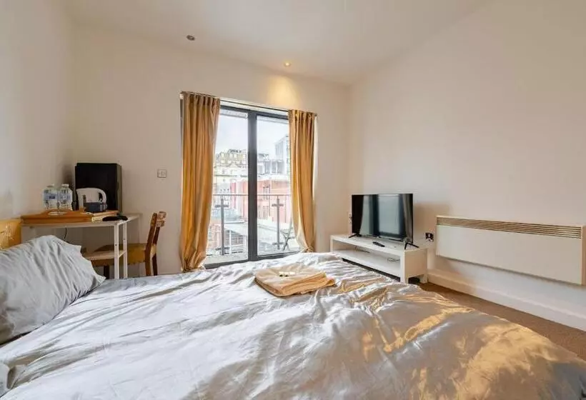 تختخواب و صبحانه Private Room In Cardiff City Center