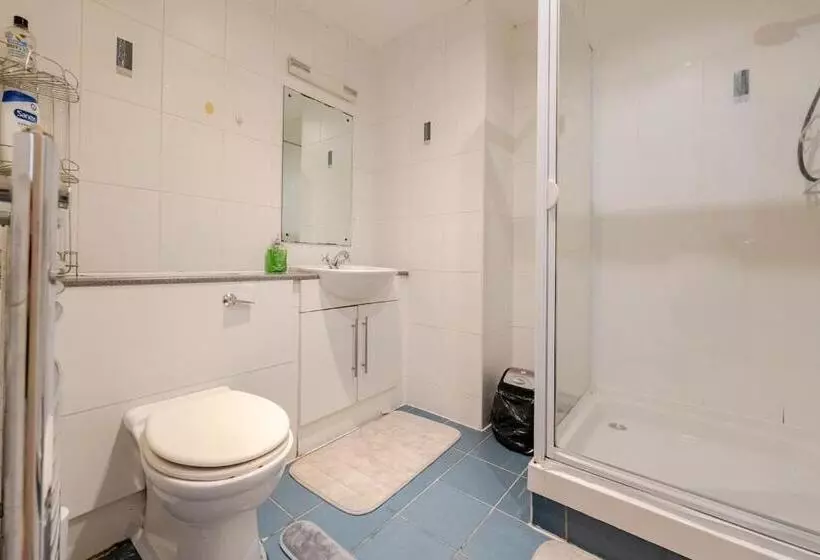 تختخواب و صبحانه Private Room In Cardiff City Center