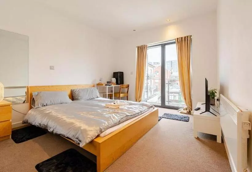 تختخواب و صبحانه Private Room In Cardiff City Center